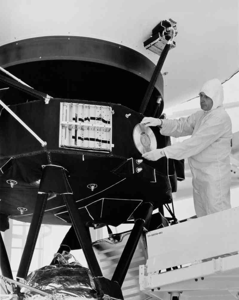 Se adjuntó un disco de oro a la sonda espacial Voyager que contiene una selección de grabaciones de vida y cultura en la Tierra. La cubierta contiene instrucciones para cualquier ser extraterrestre que desee reproducirlo