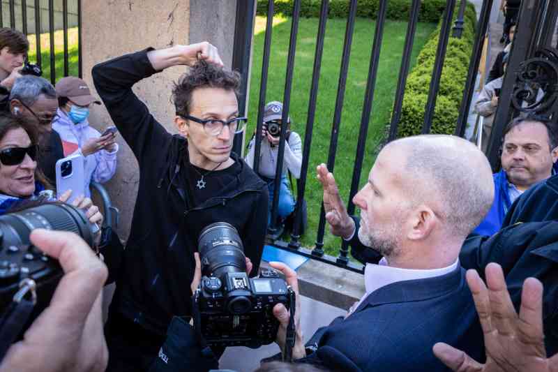 Shai Davidai, a la izquierda, fue denegado el acceso al campus principal después de que su tarjeta de seguridad fuera desactivada