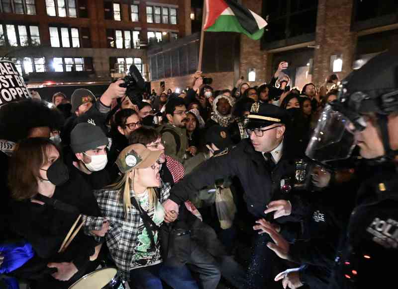 La policía ha arrestado a más de 150 estudiantes en la Universidad de Nueva York
