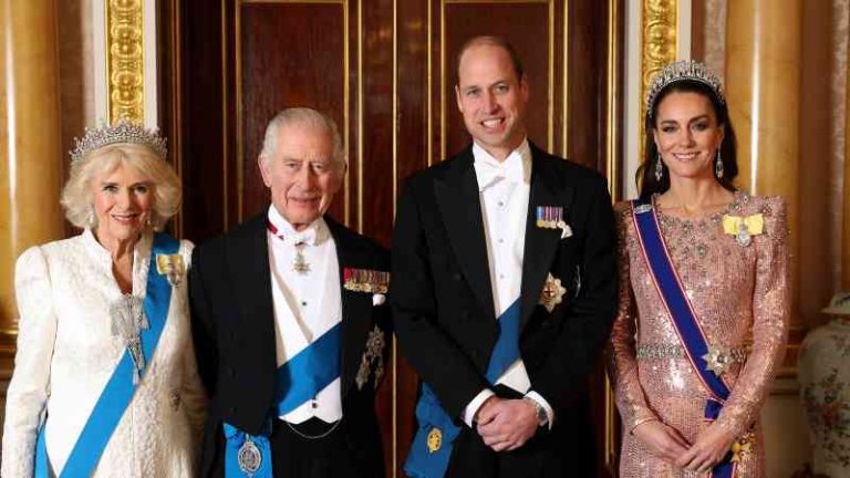 El rey honra al príncipe y la princesa de Gales.